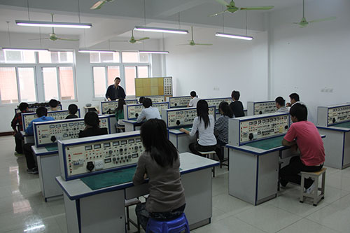 南陽工業(yè)學(xué)校機(jī)電專業(yè)實(shí)習(xí)