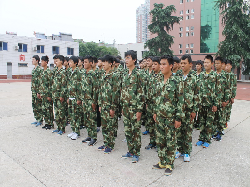 南陽工業學校新生軍訓圖片