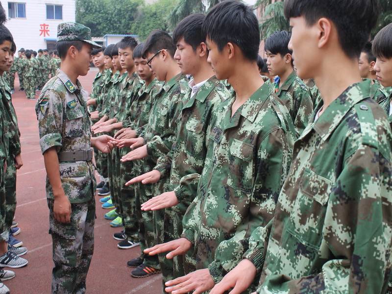 南陽工業學校新生軍訓實拍